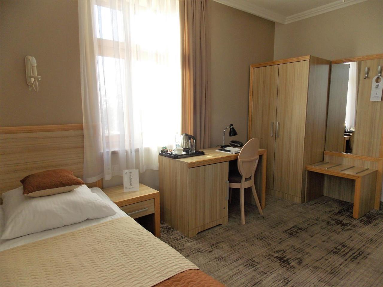 Hotel Gal Тарнов Екстериор снимка